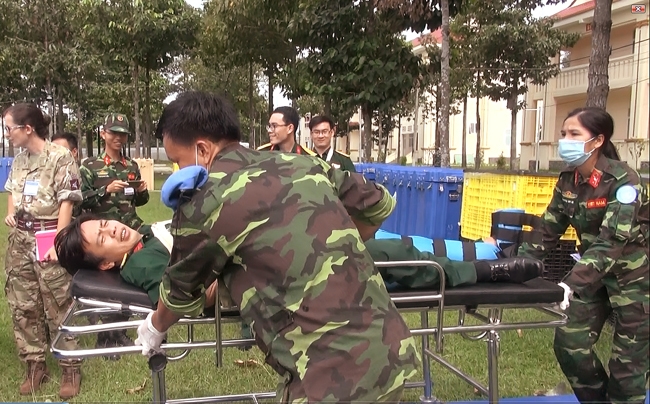 Nhân viên Bệnh viện dã chiến cấp 2 số 1 vận chuyển bệnh nhân từ xe cứu thương lên cáng, chuẩn bị đưa vào khu vực tiếp nhận.